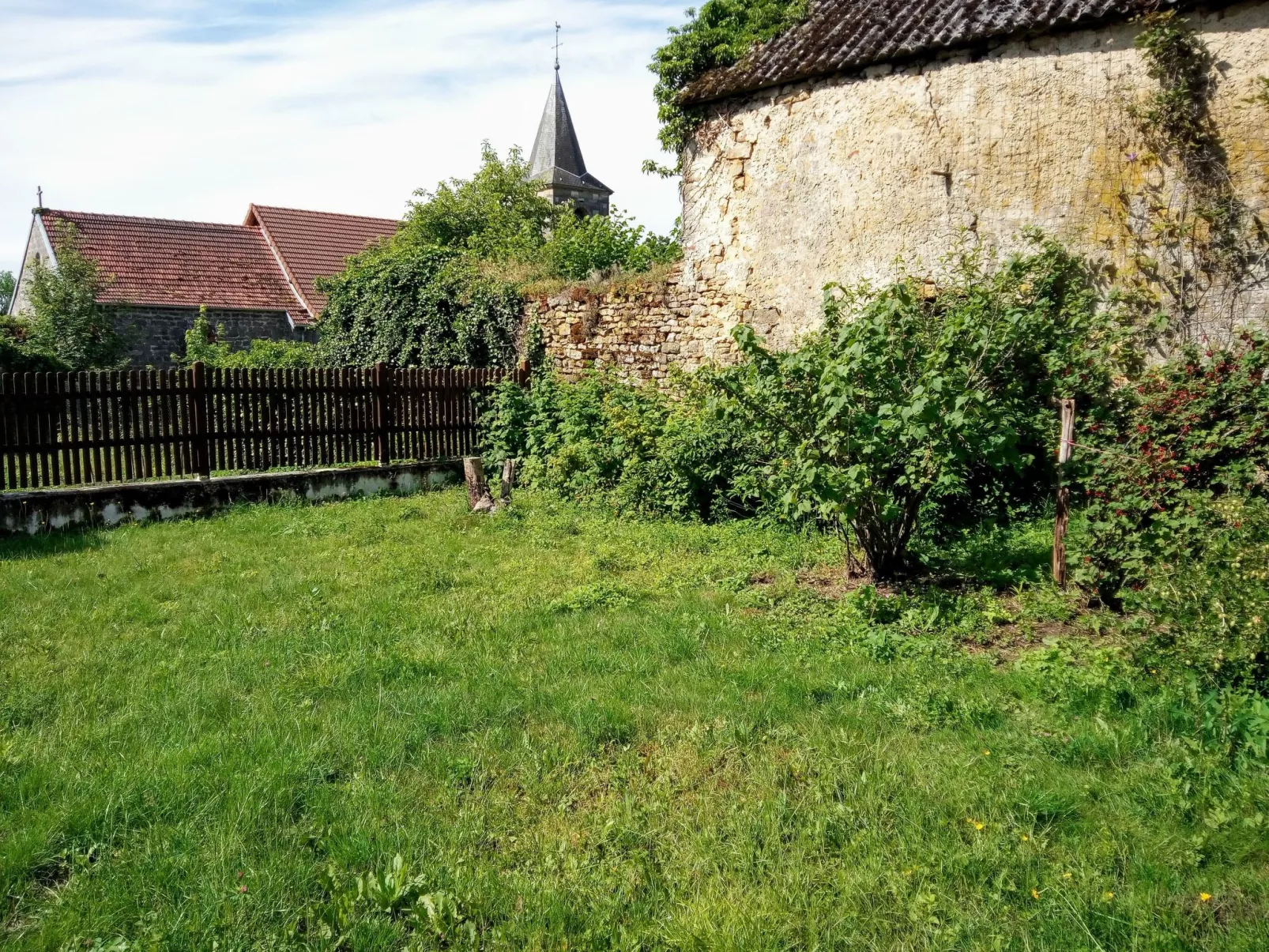 In Celles-En-Bassigny  umzäunter Garten-Dehors