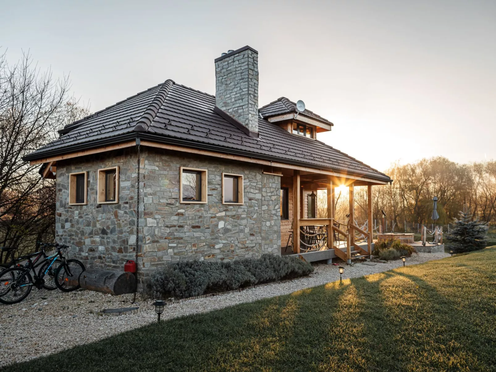 Kleines Haus mit Werkstatt-Outside