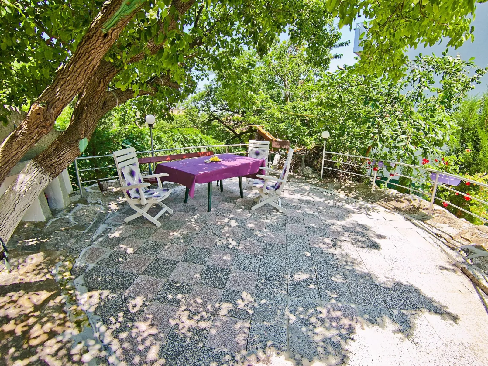 Mit Blick auf das Wasser-Draußen