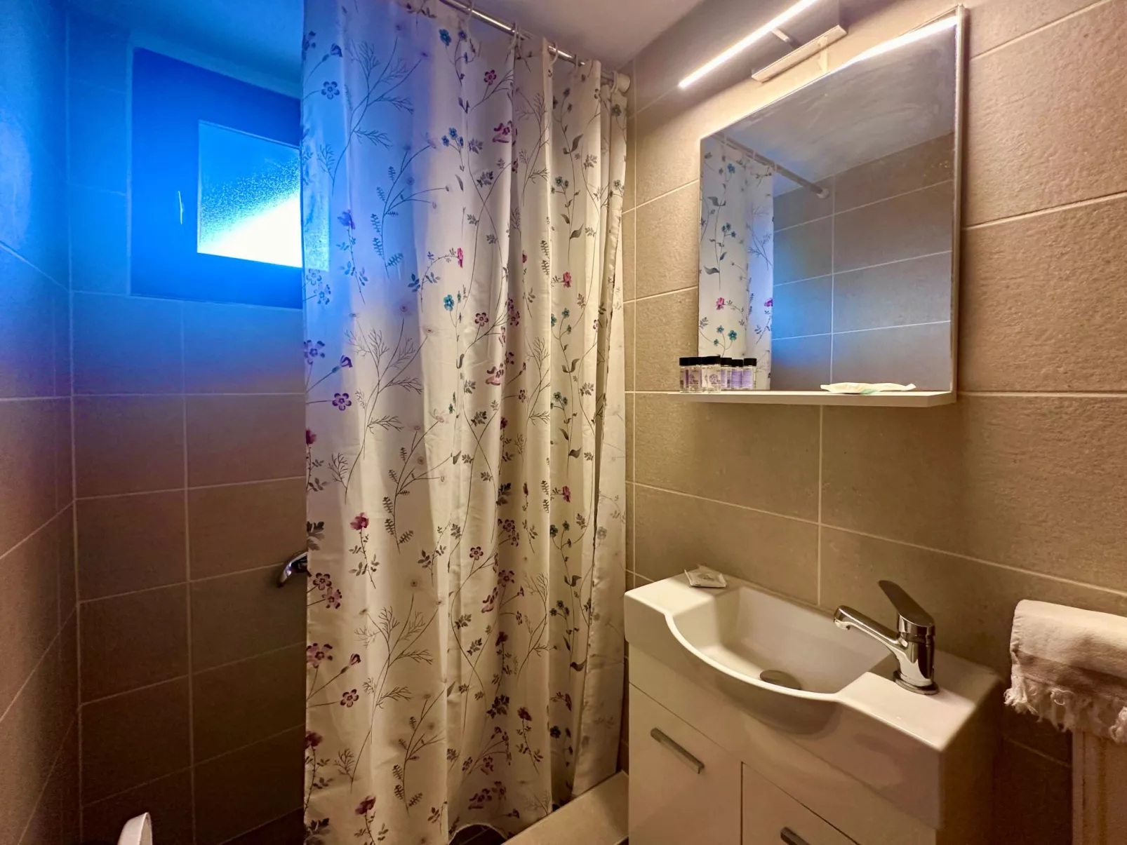 Familienrückzug mit Meerblick in den Genari Apartments-Dedans