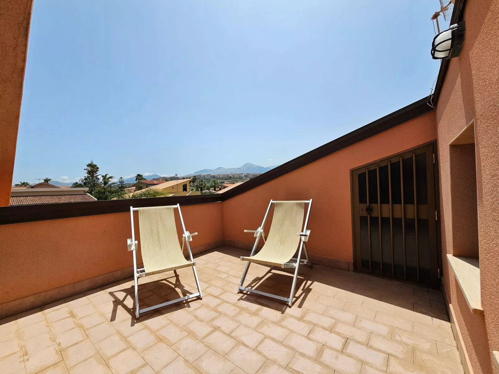 Villa mit Wasserblick-Draußen