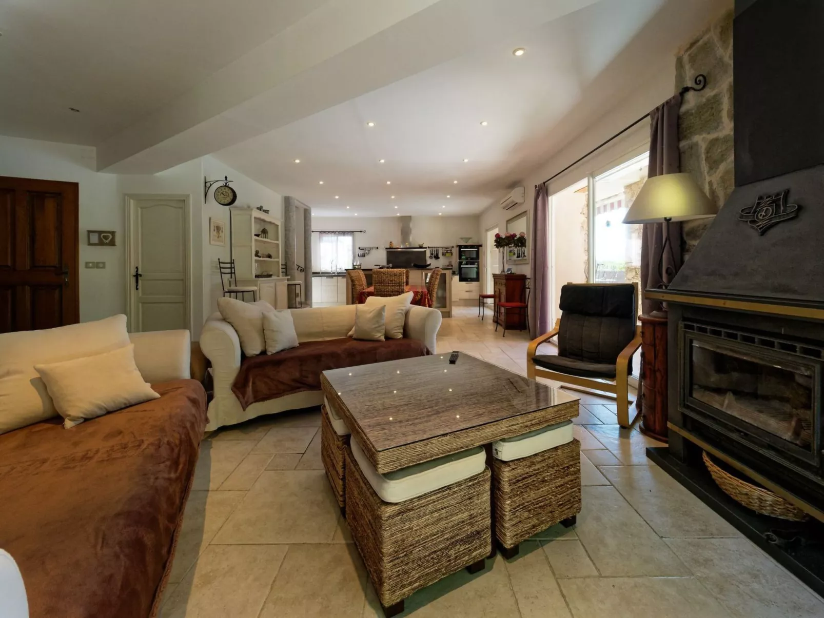 Mit eigenem Pool-Drinnen