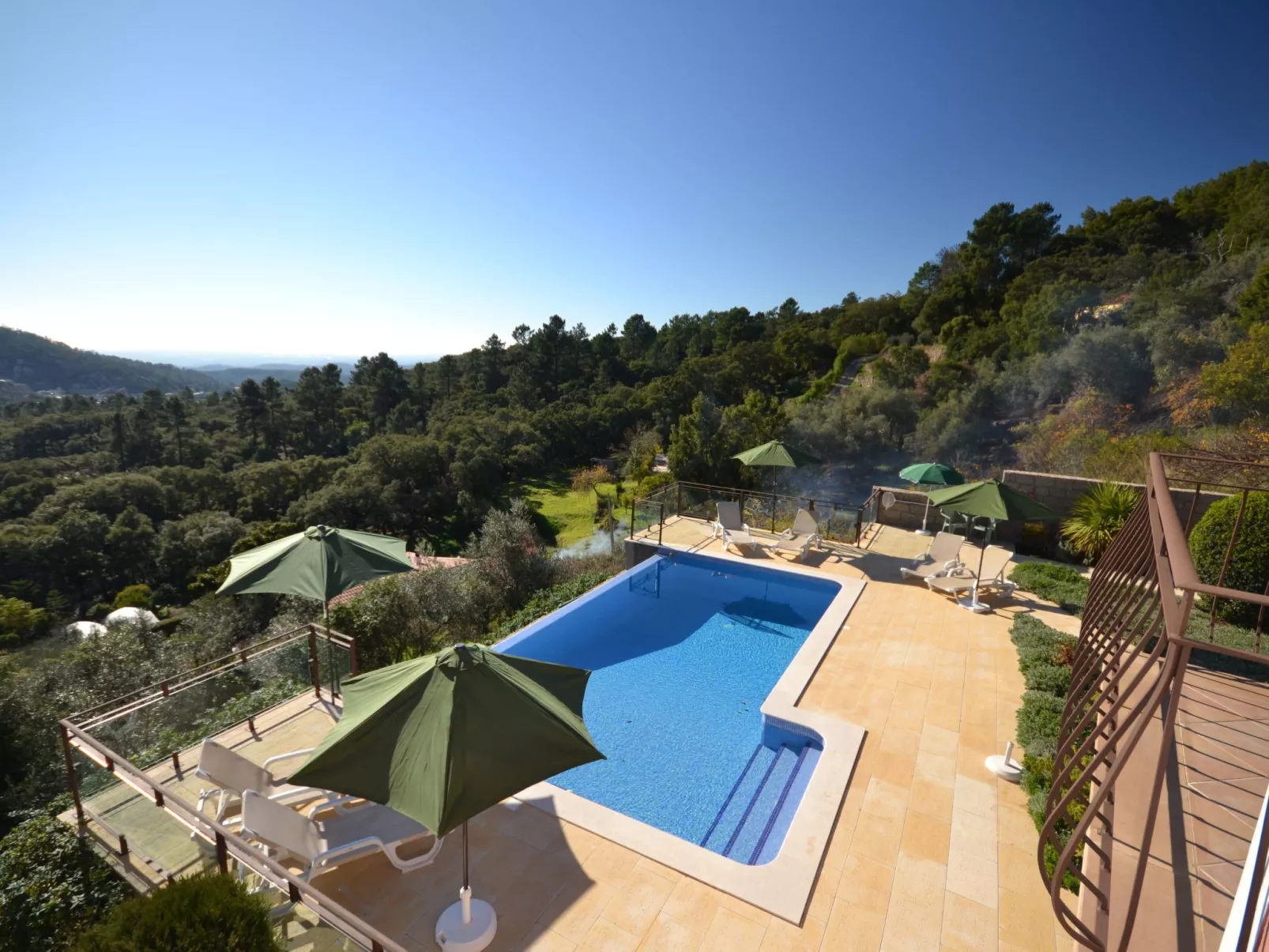 Luxuriöse Privatvilla mit Infinity-Pool-Draußen