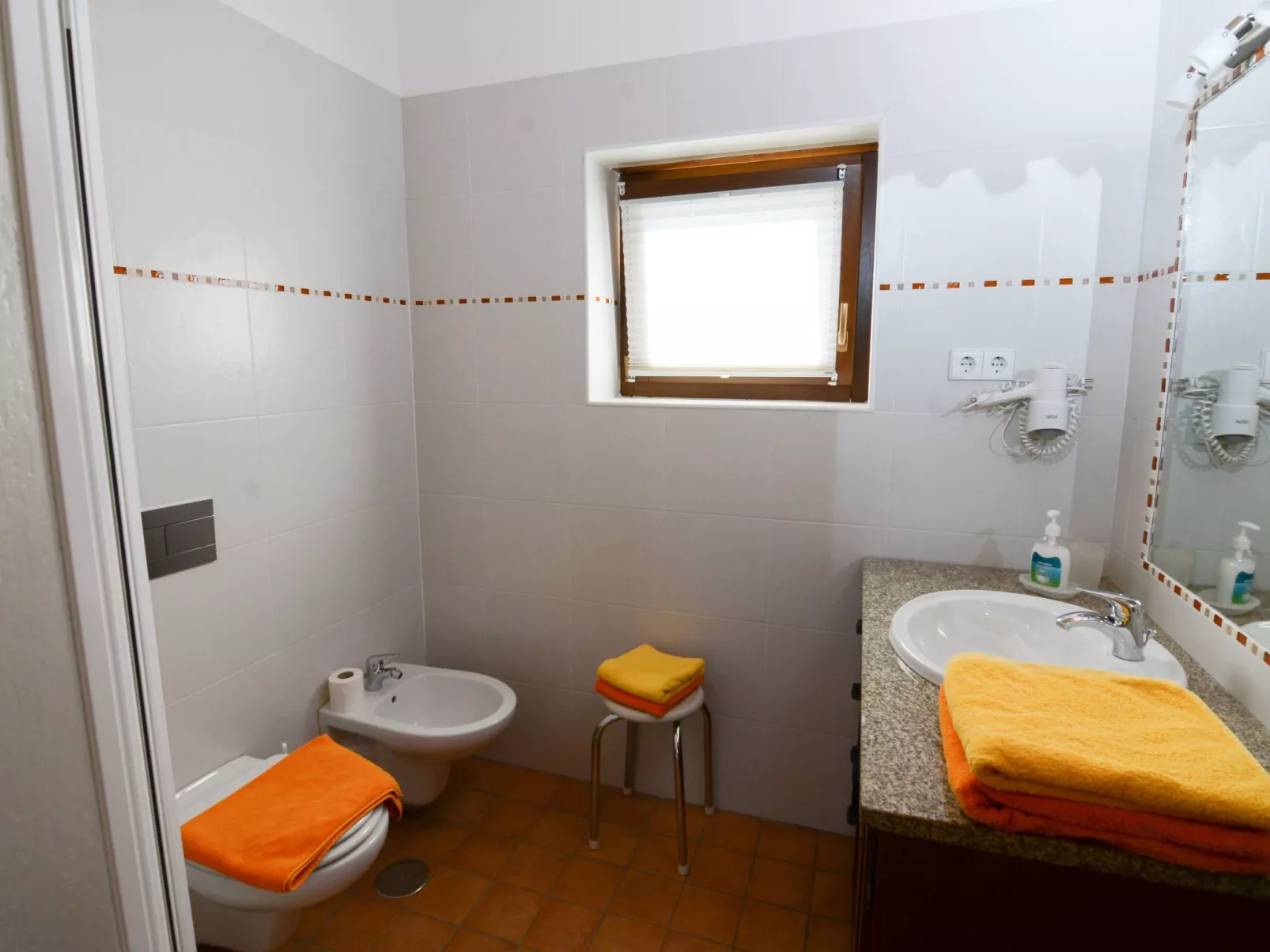 Mit Sonnenterrasse und großem Garten-Drinnen