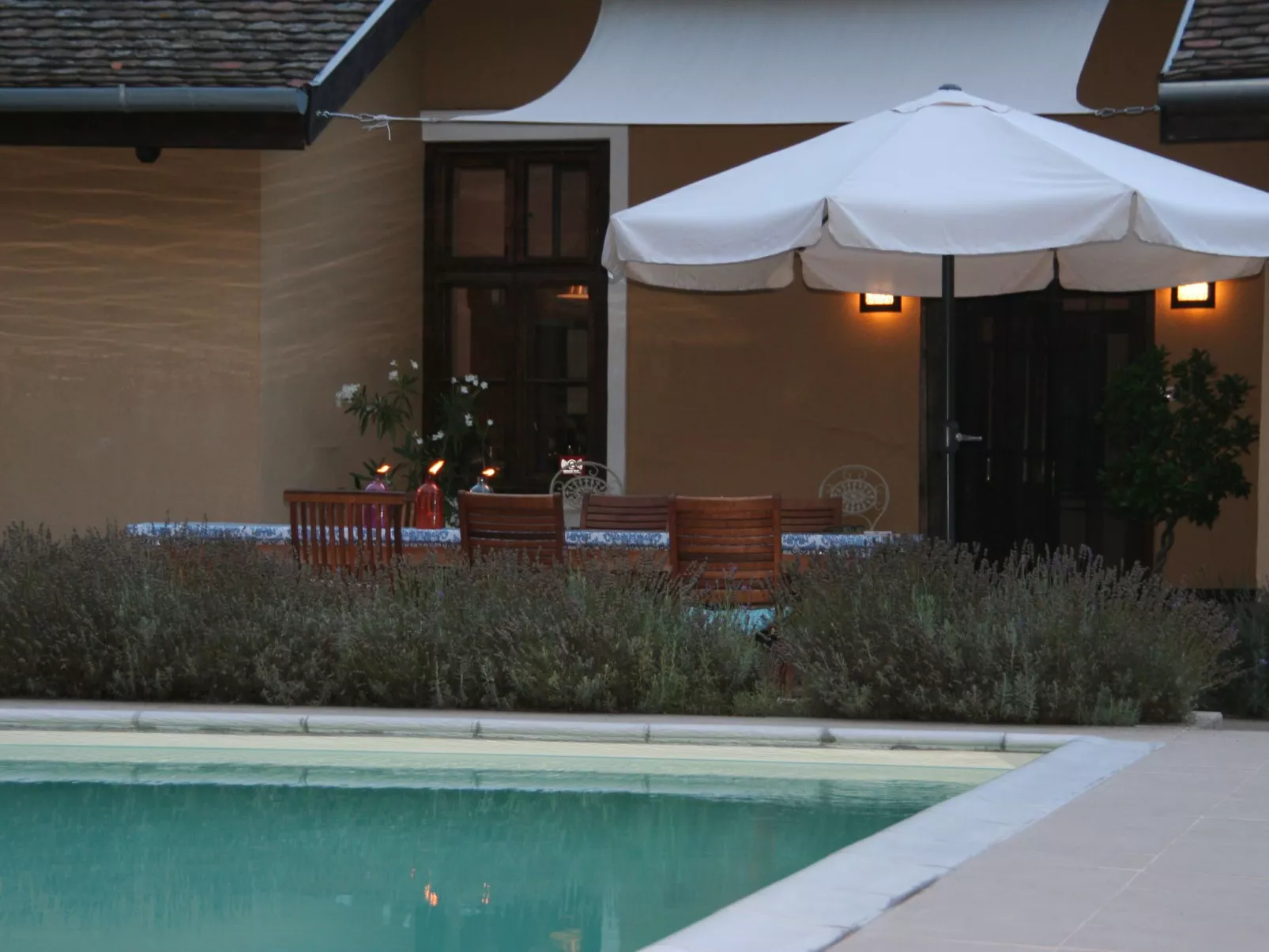 Hütte mit Garten, Grill und Terrasse