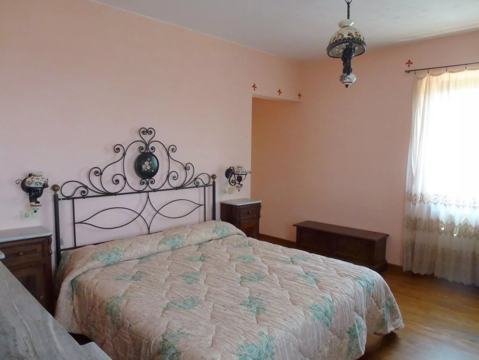 Mit Blick auf das Wasser-Dedans