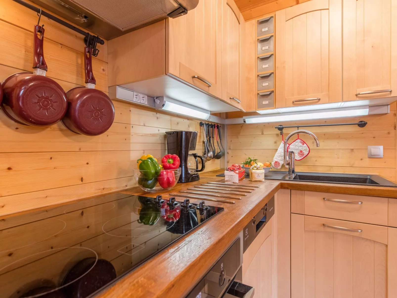 Erdgeschoss 110 m2 - 15 Personen - In der Nähe der Pisten-Drinnen