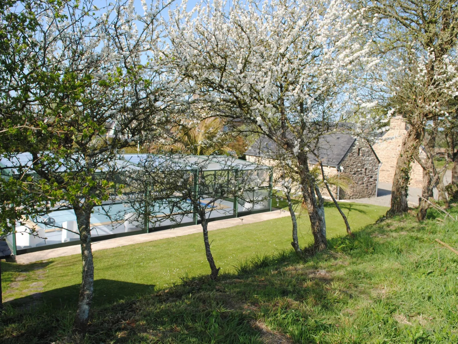 Großes Haus mit überdachtem und beheiztem Swimmingpool-Outside