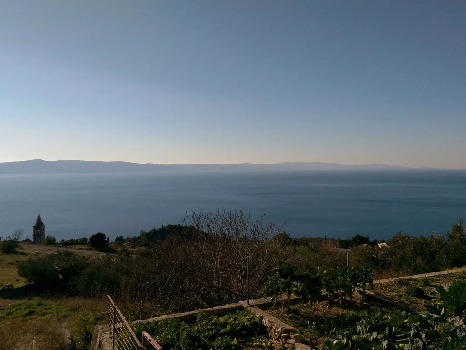 Mit Blick auf das Wasser-Outside