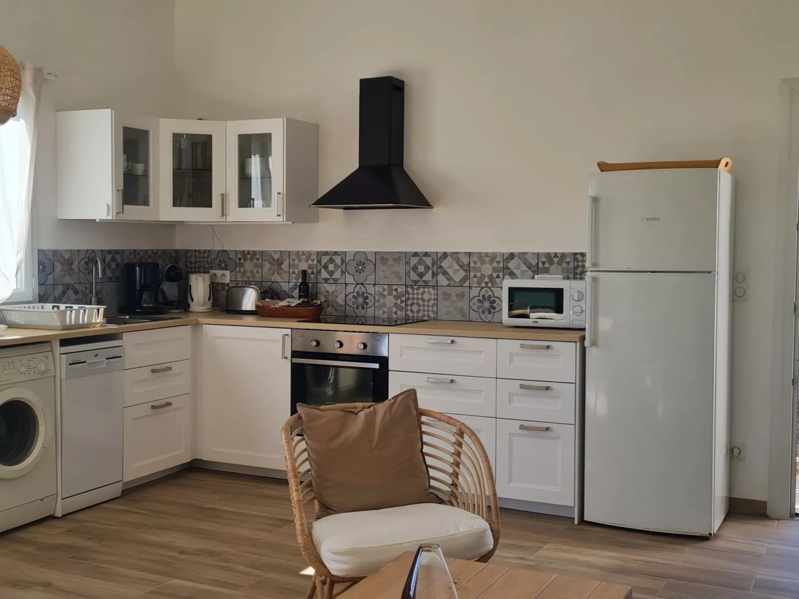 Im Herzen der Weinberge, schattige Terrasse umgeben von Grün, Pool