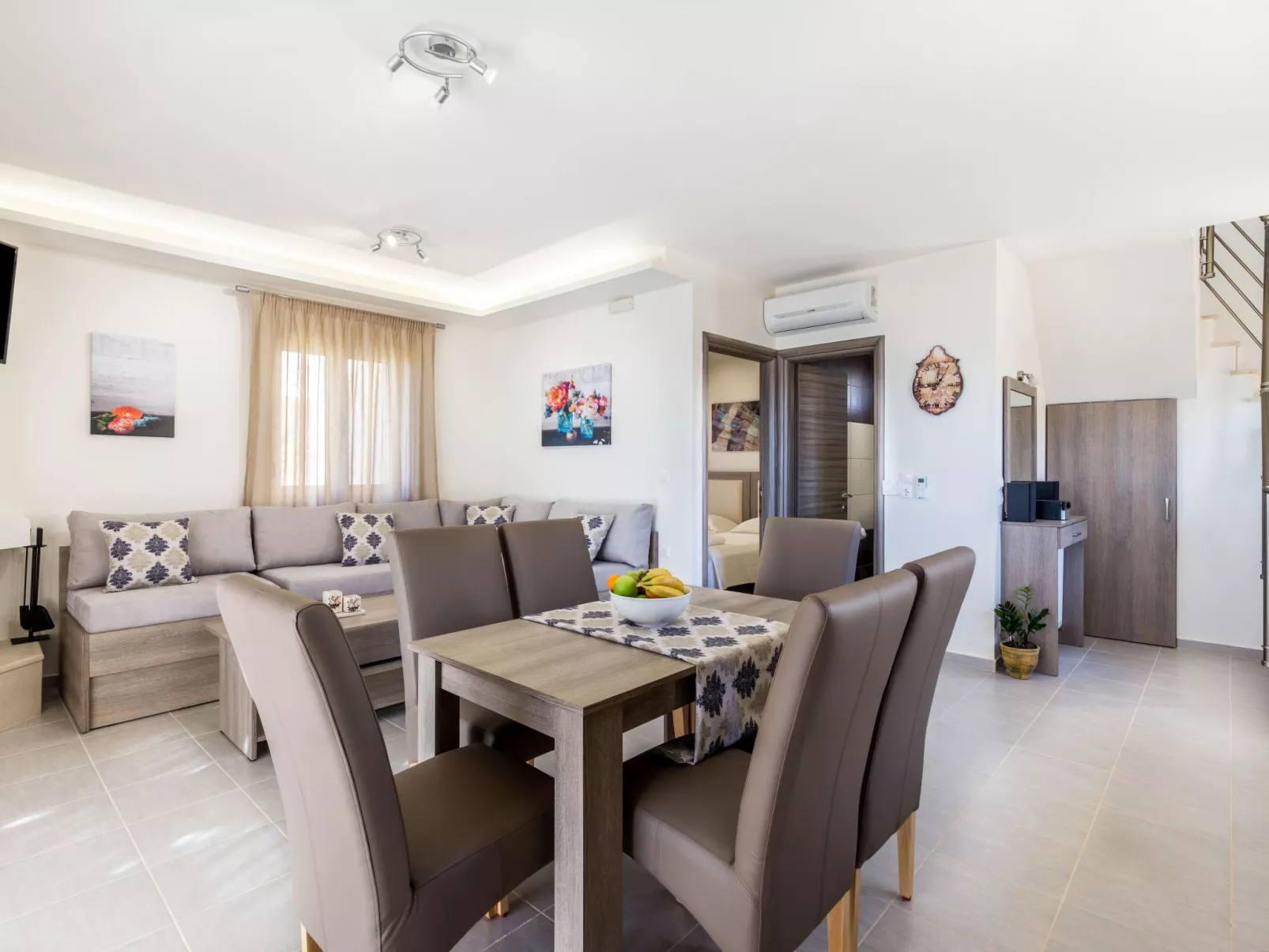 Elegante Villa an der Küste mit privatem Pool-Drinnen