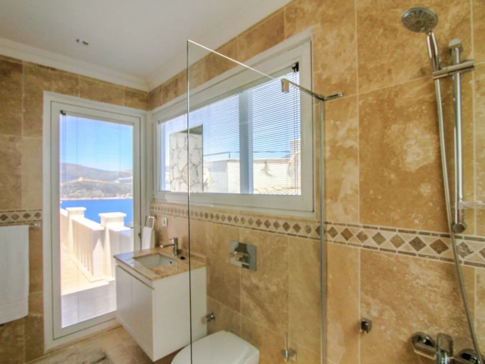 Luxuriöse Natursteinvilla "Ketchy"-Image-tags.info