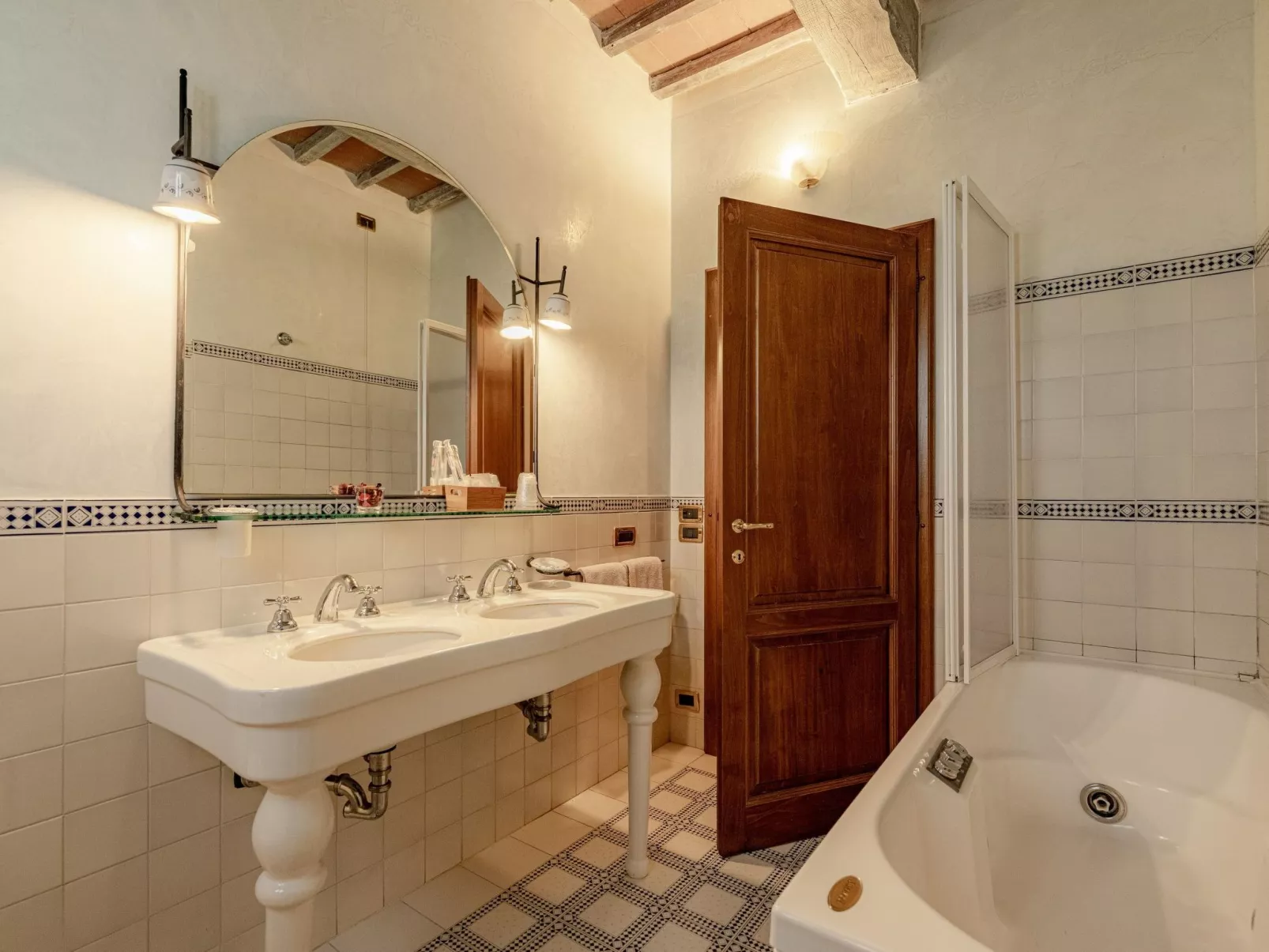 "Zypressen B4" mit Pool-Drinnen