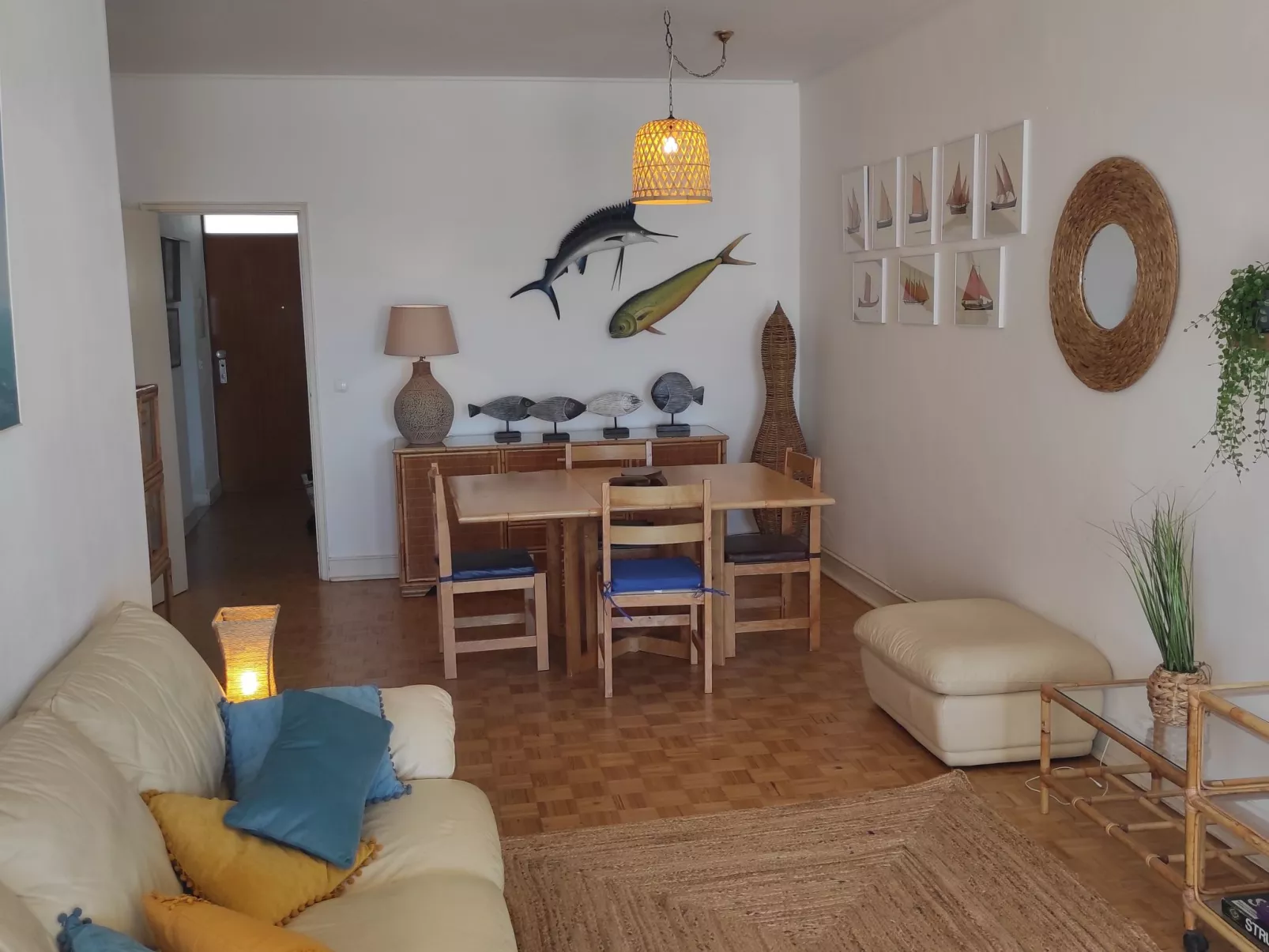 "Peixes" mit Blick auf das Wasser-Drinnen