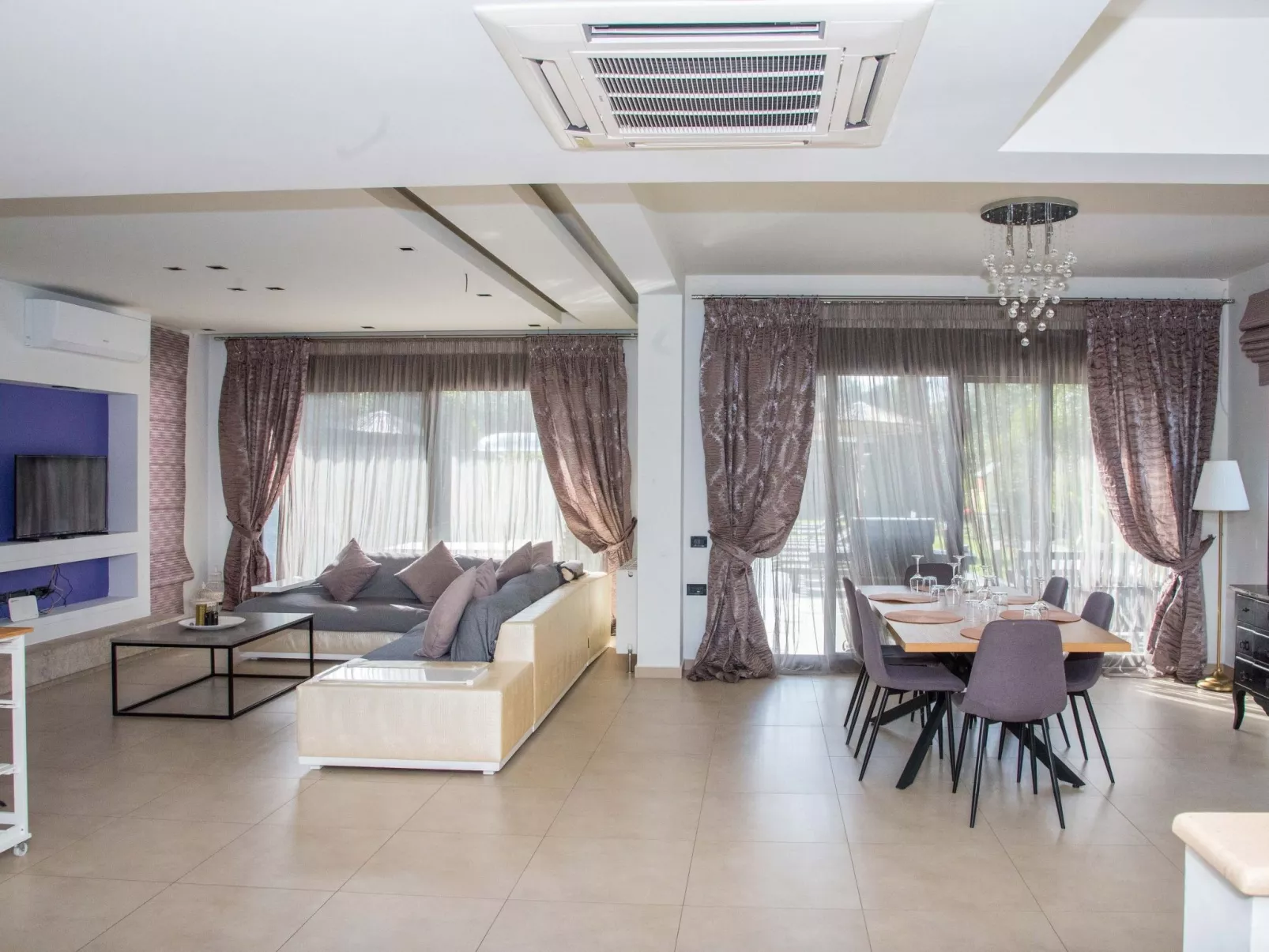 Luxuriöse Ferienvilla Elena-Dedans