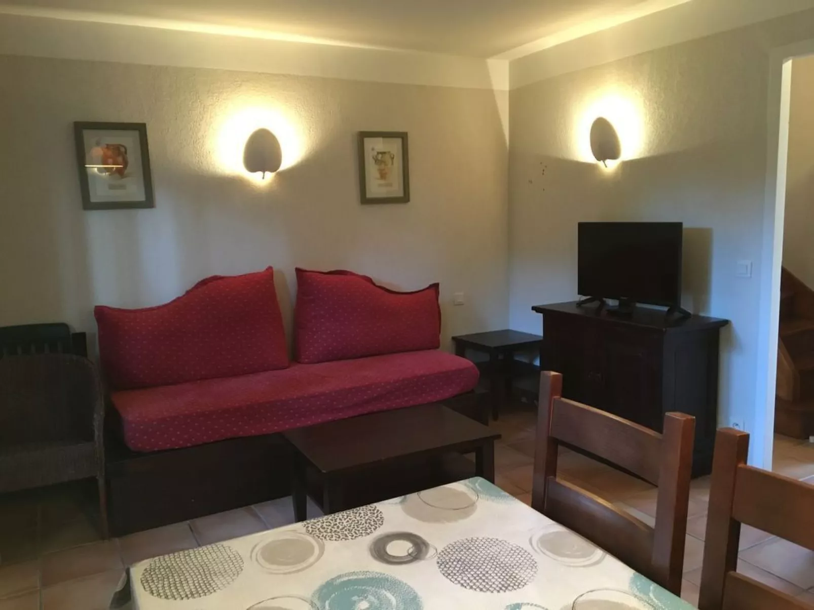 Hübsches kleines Haus in ruhiger Lage in einer baumbestandenen Residenz mit beh-Drinnen