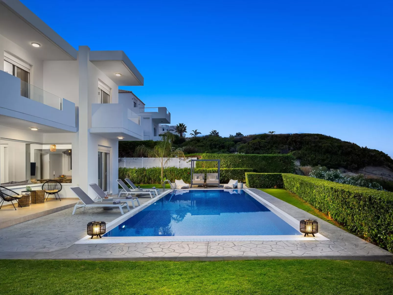 Moderne Villa mit Hügel- und Meerblick