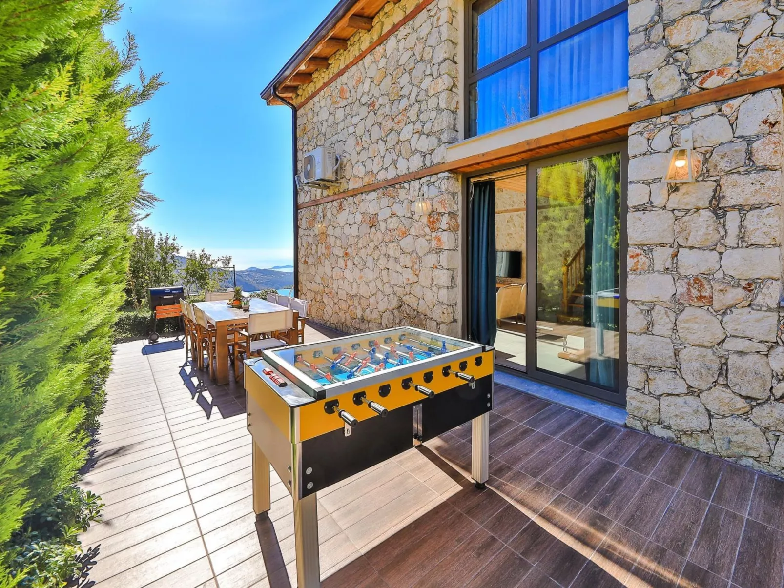 Traditionelles Natursteinhaus mit Sichtschutzpool