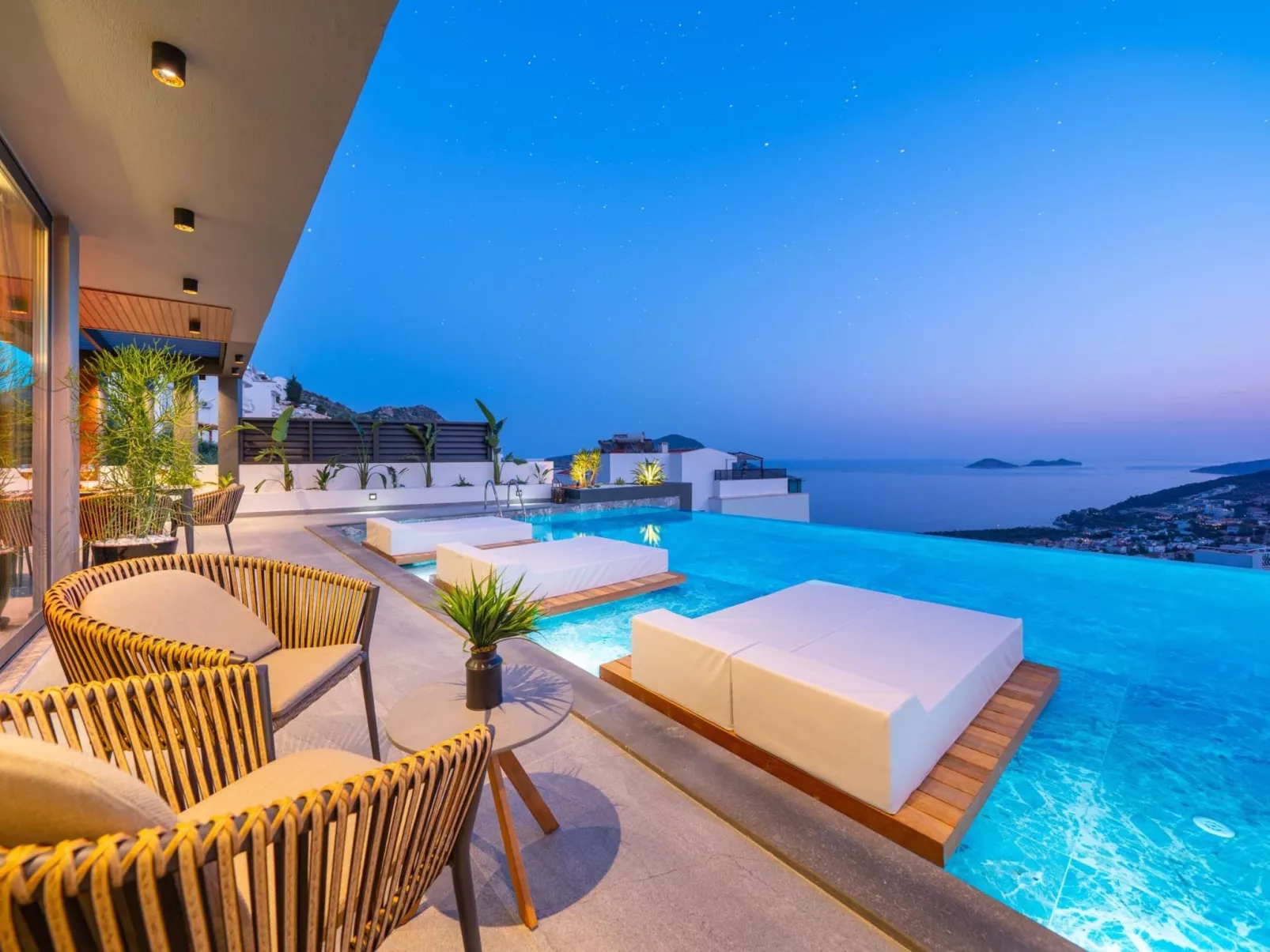 Designvilla mit Pool und spektakulärer Aussicht