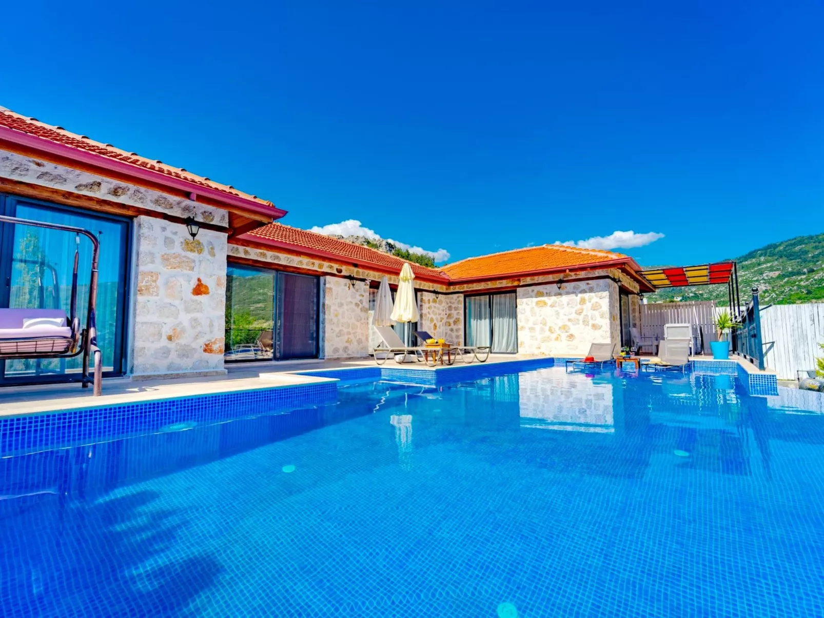 Rustikale Natursteinvilla mit Bergblick in Kalkan-Inside