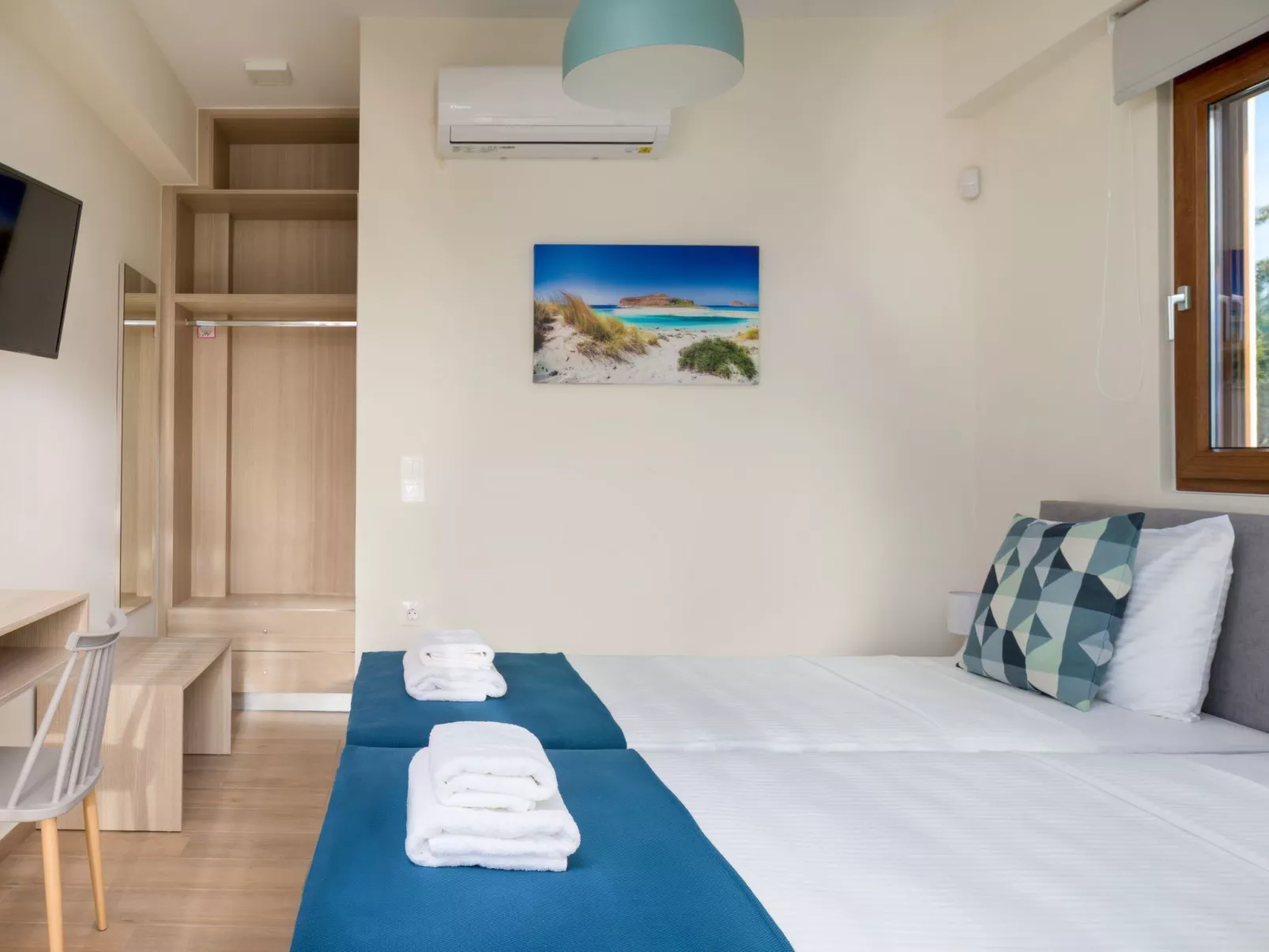 Haus in Agia Marina mit Außenpool-Image-tags.info