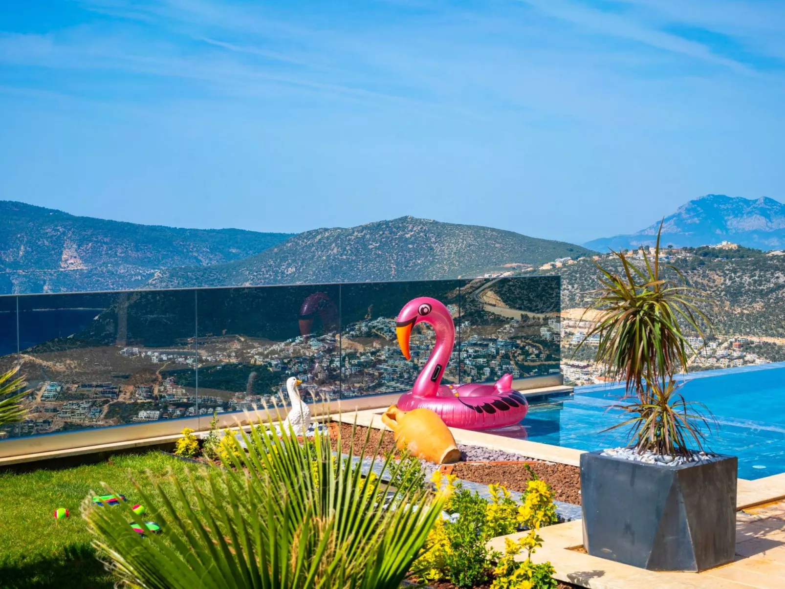 Moderne Luxusvilla mit Meerblick-Image-tags.info