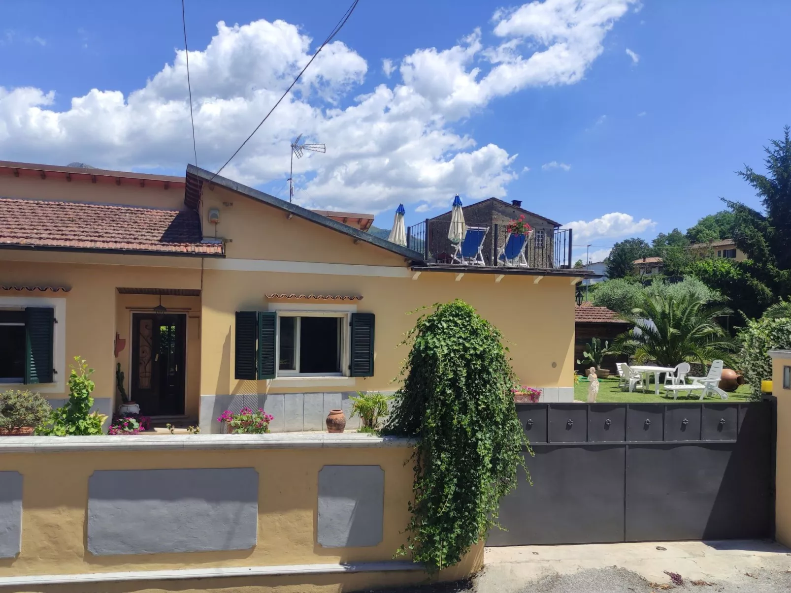 Villa mit schönem Gartne und Sonnenterrasse-Outside