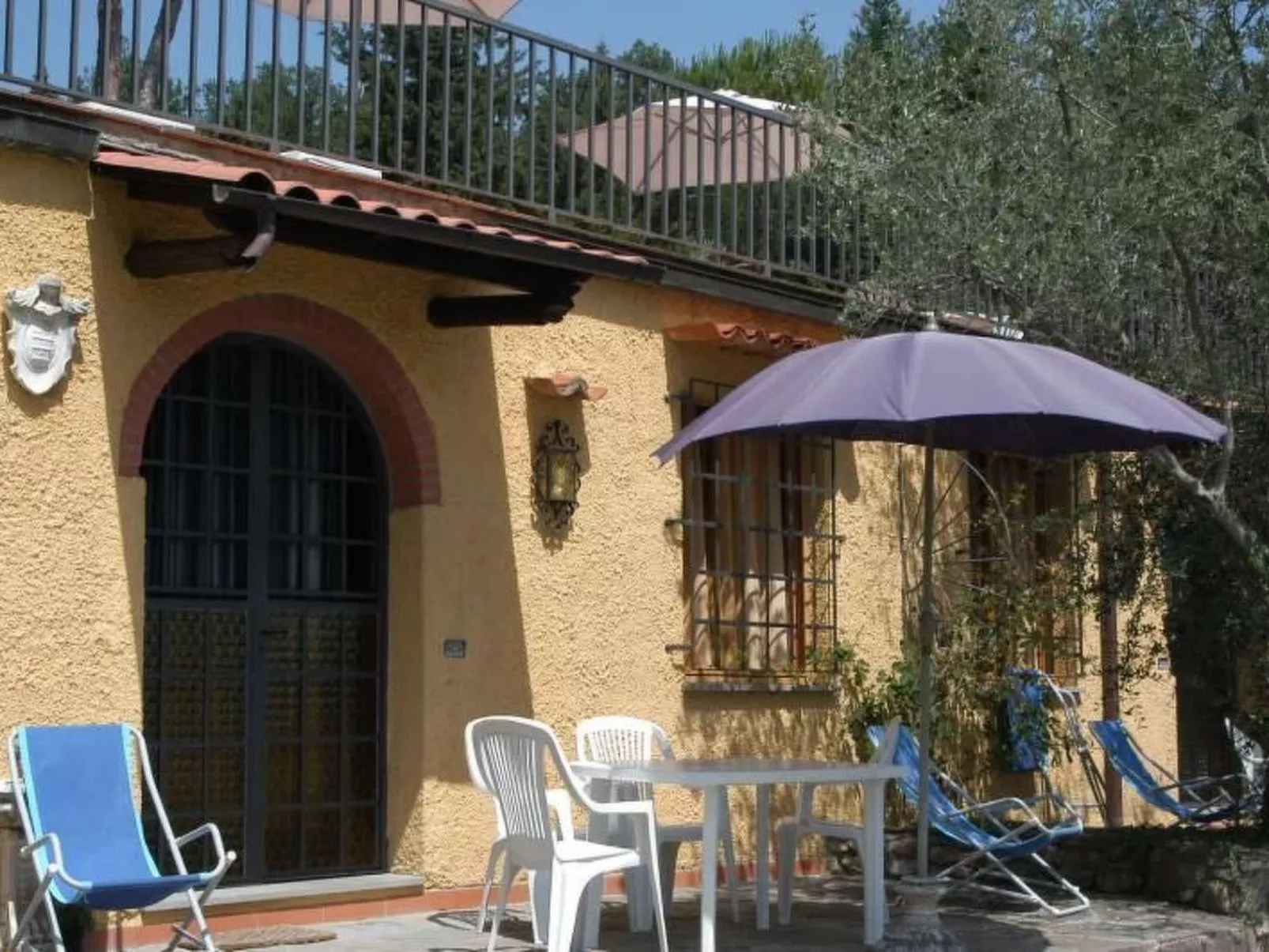 Komfortable Wohnung mit eigener Terrasse-Draußen