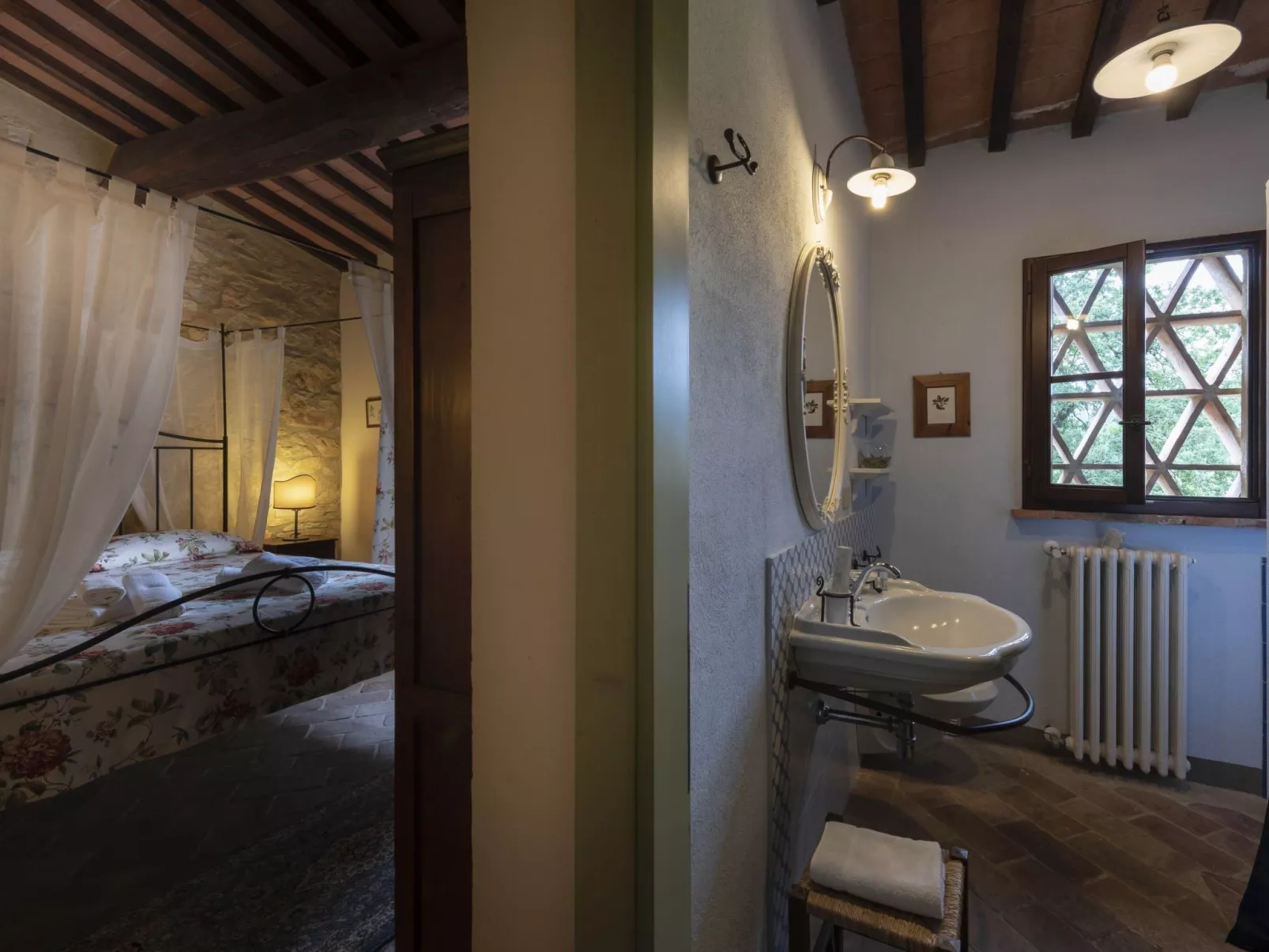 Maskendickkopf-Gimpel-Drinnen