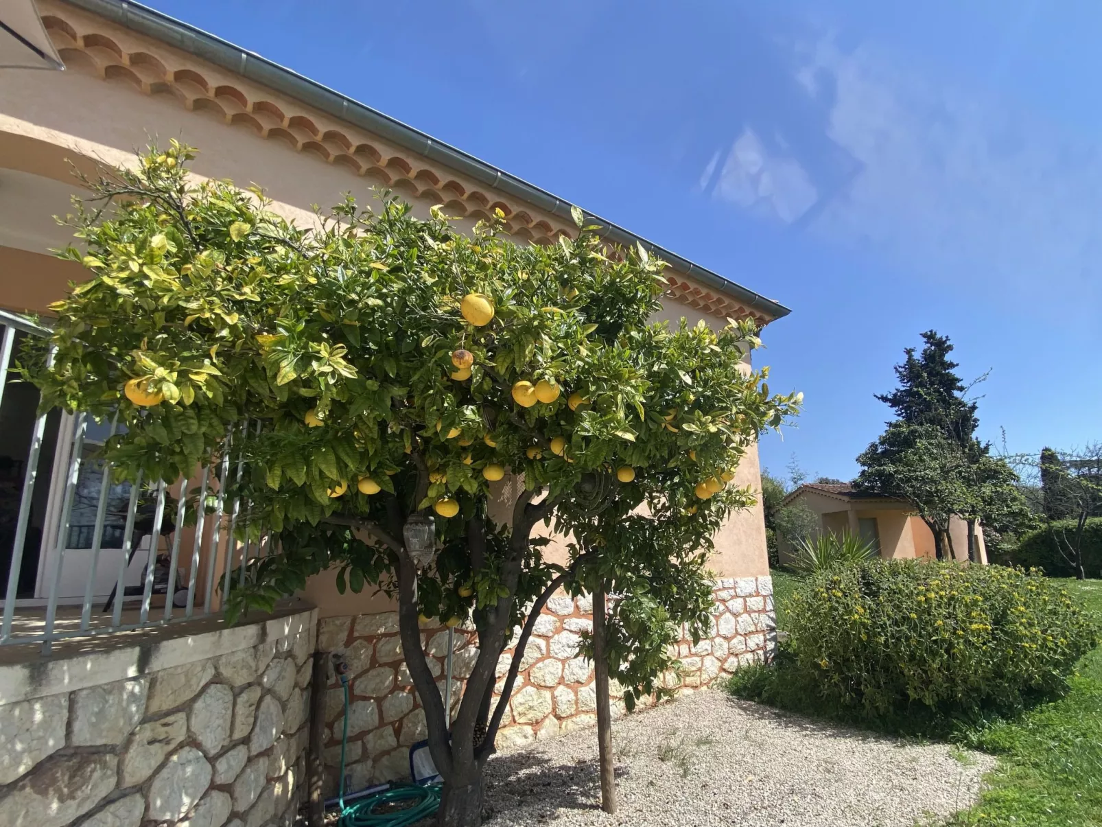 Geräumige und elegante Villa mit großem Garten, Swimmingpool und 3 Schlafzimmer-Outside