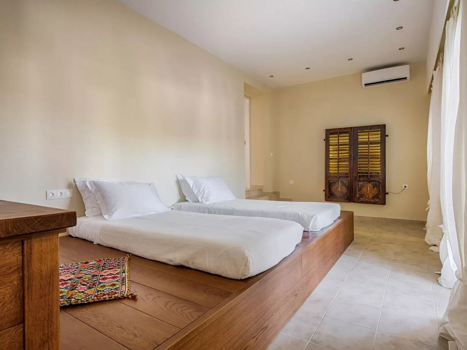 "Despina's Terrace"-Dedans