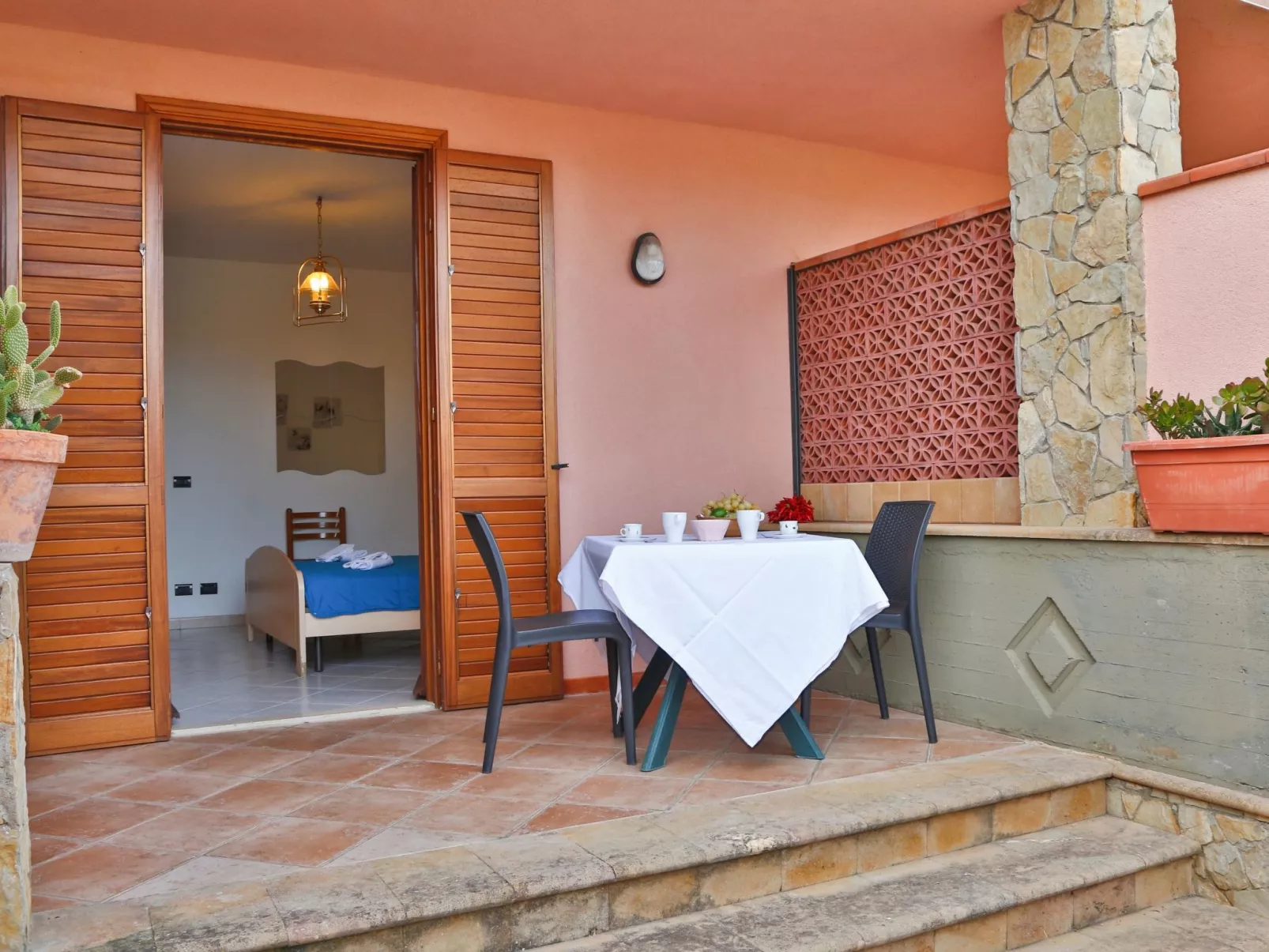 Helle mediterrane Villa mit Veranda und Garten-Inside