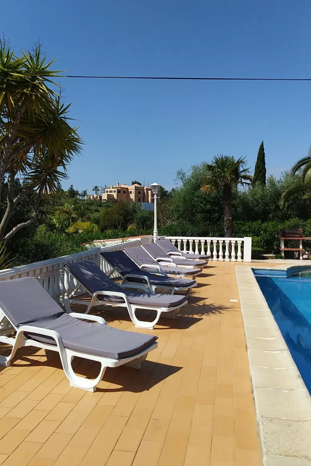 Mit Terrasse und Gemeinschaftspool-Draußen