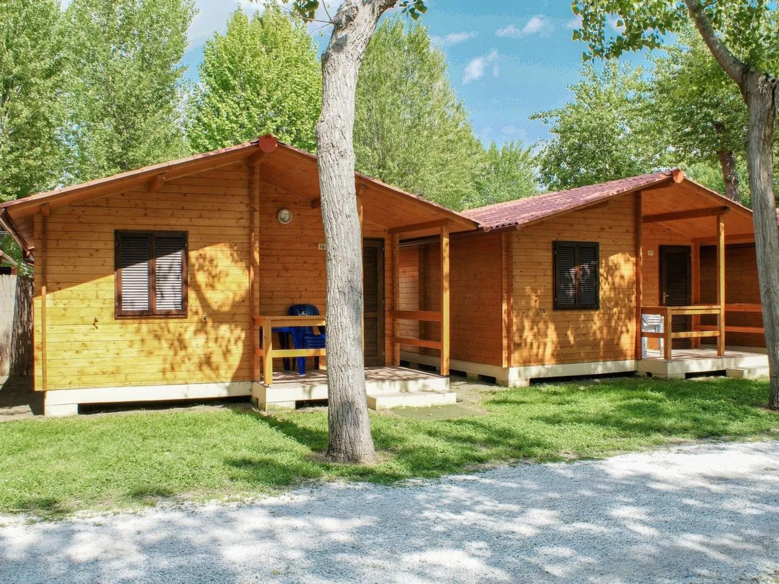 Bungalow aus Holz mit Veranda und nah am Strand.-Dehors