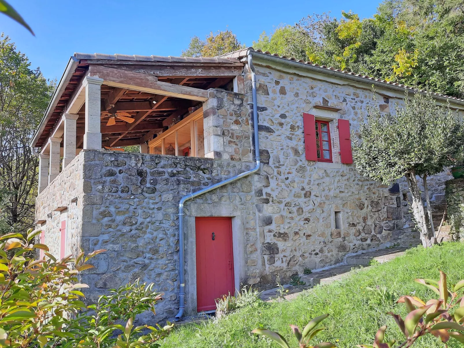 Klimatisiertes Ferienhaus mit Pool-Outside