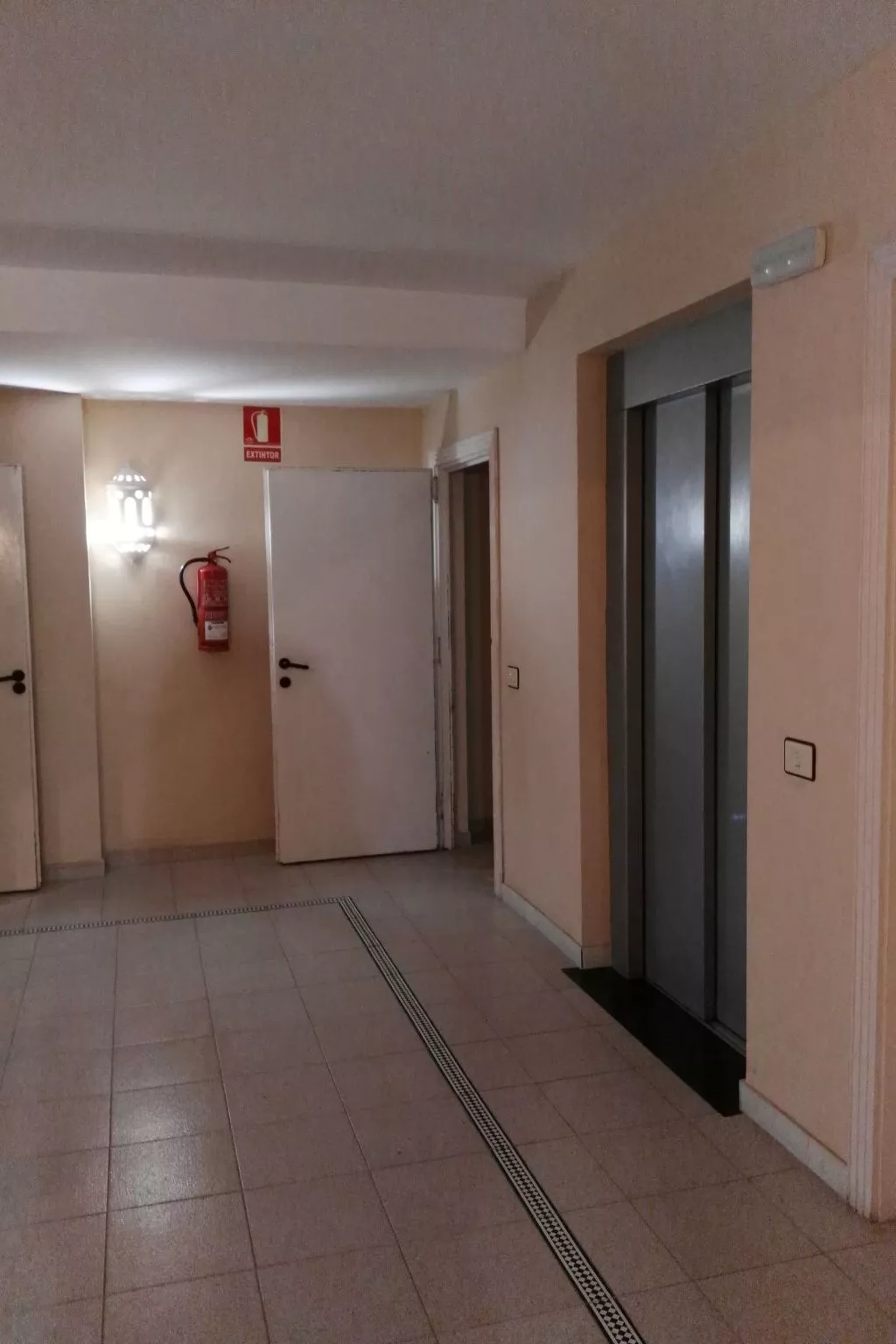 Appartement mit Balkon in einem Komplex mit Gemeinschaftspool am Meer-Drinnen