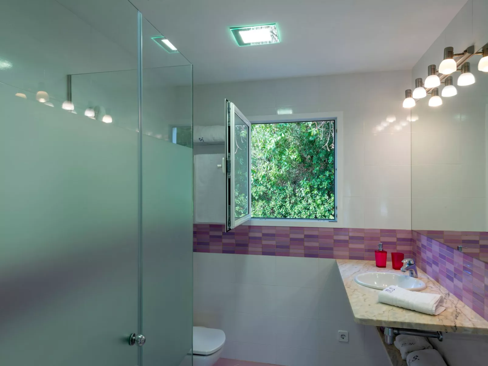 Moderne, frische Familienvilla Allondra-Inside