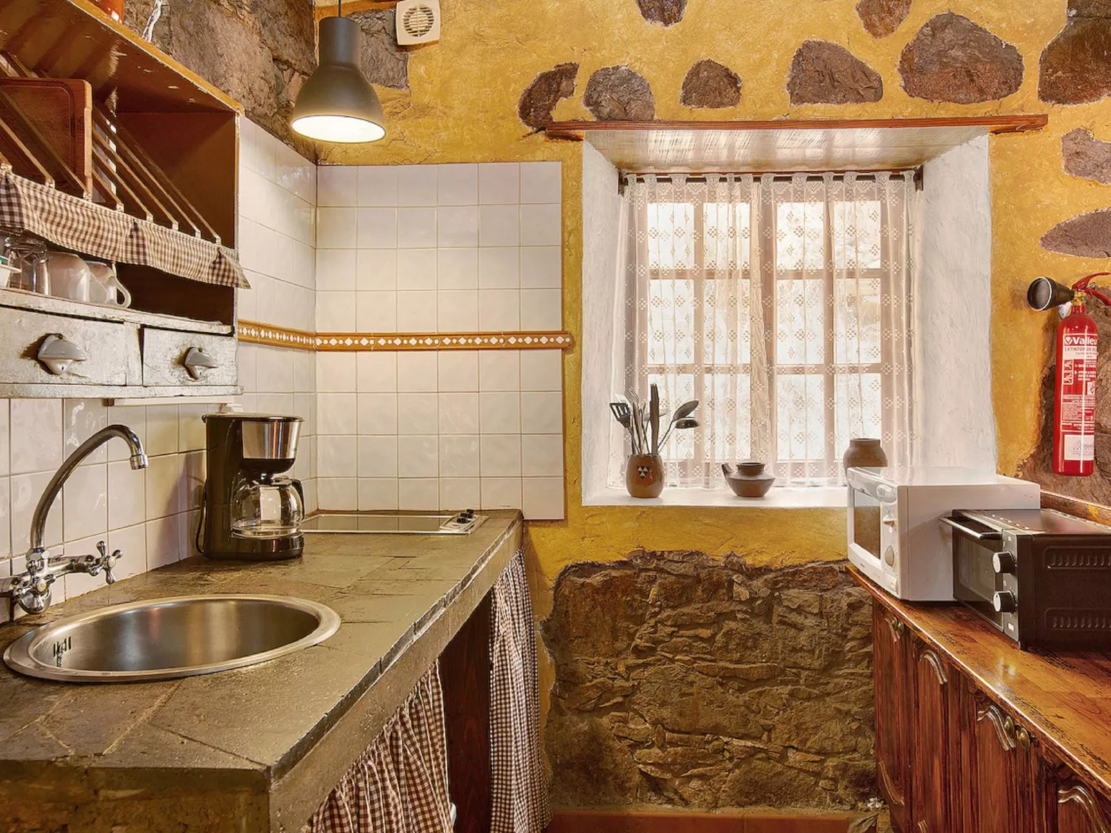 250 Jahre altes Steinhaus mit zwei Terrassen inmitten einer wunderbaren Naturla-Inside