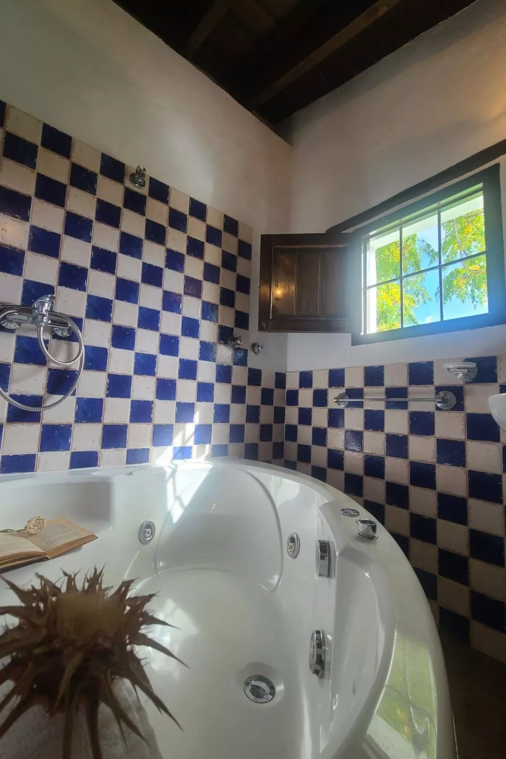 Schöne Ferienwohnung in Iznájar mit Garten, Terrasse und Grill-Draußen