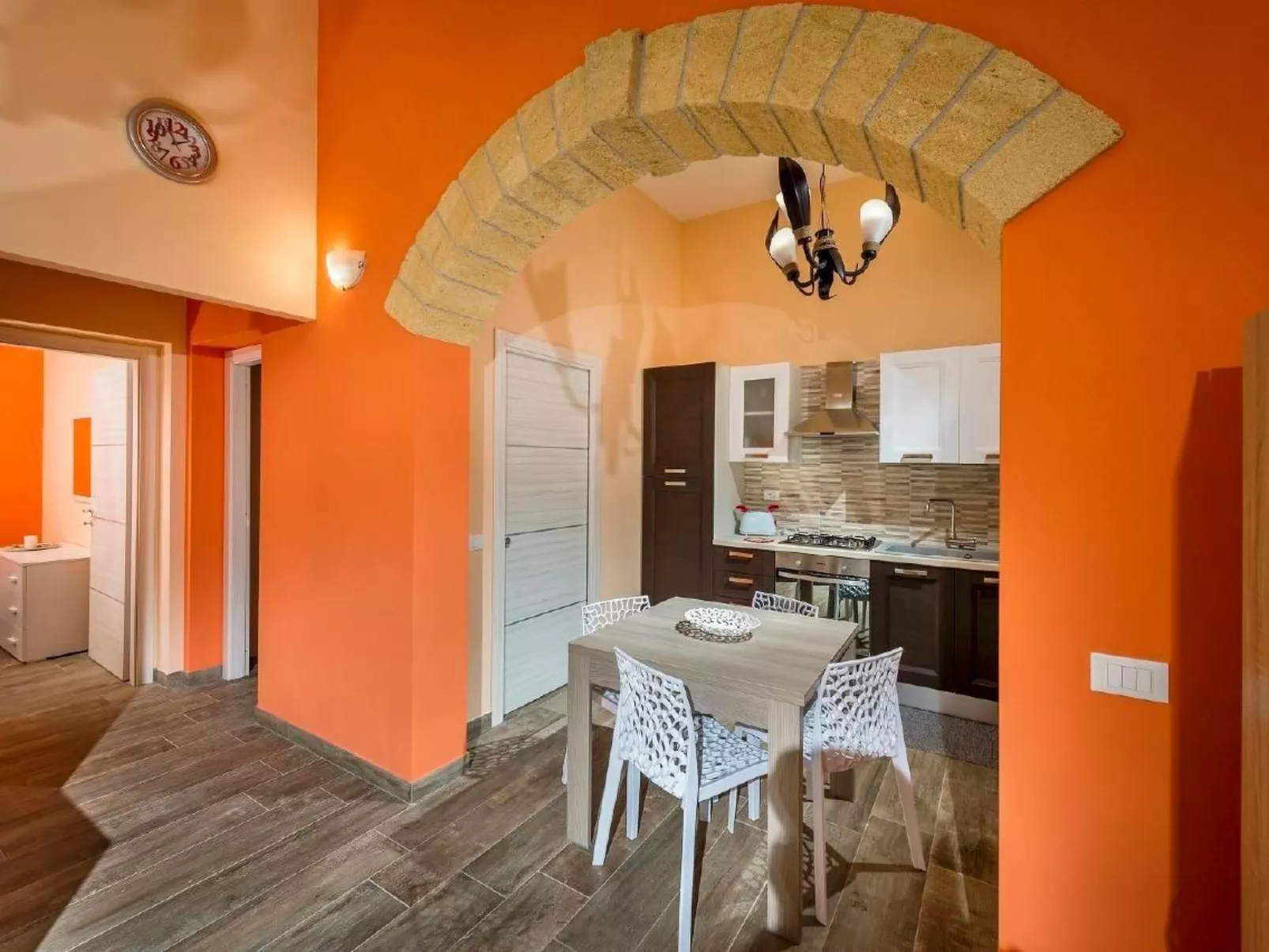 "Mare e Monti" mit eigenem Pool-Dedans