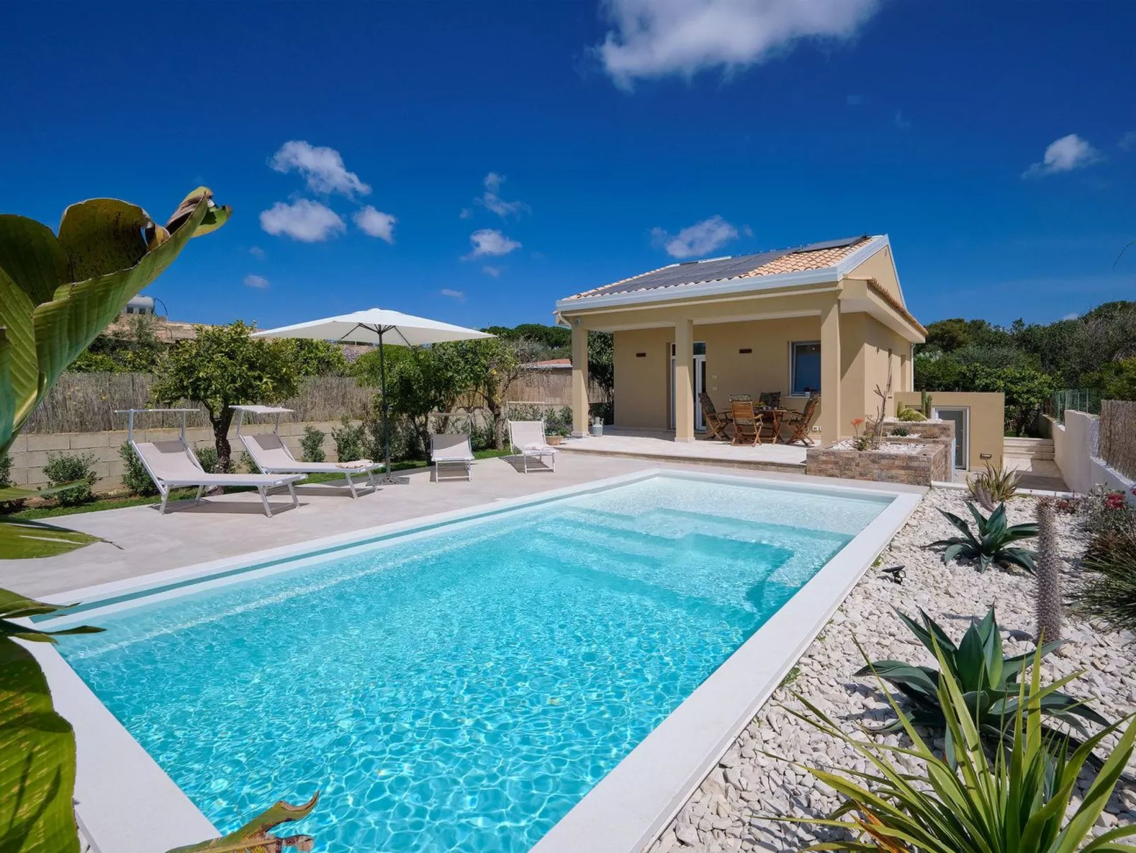 Villa Teti, mit Schwimmbad und in der Nähe des Strandes-Outside