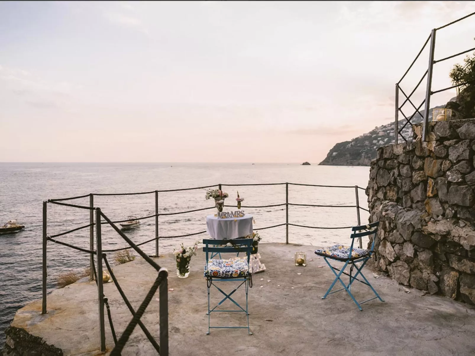Villa auf einer natürlichen Klippe mit Blick auf das Meer, nur wenige Schritte-Draußen