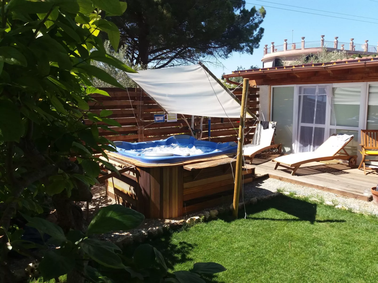 Schönes Ferienhaus mit Whirlpool-Outside