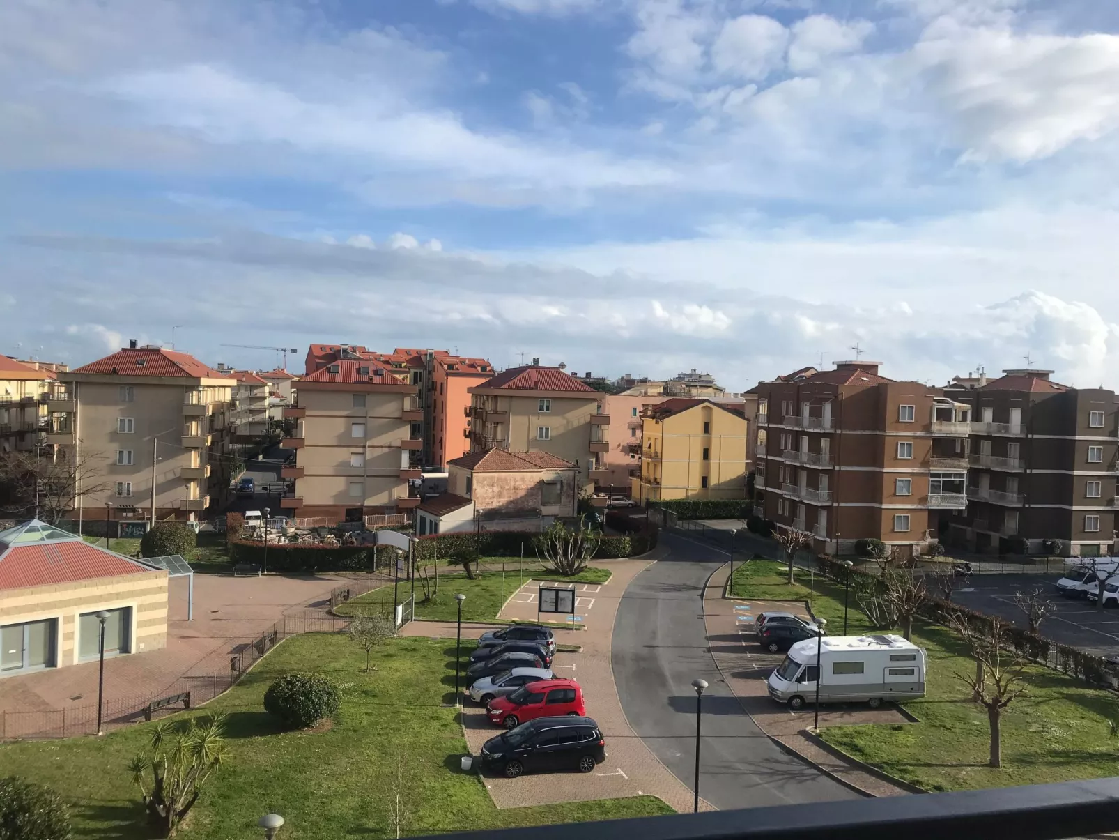 'White' mit Balkon-Draußen