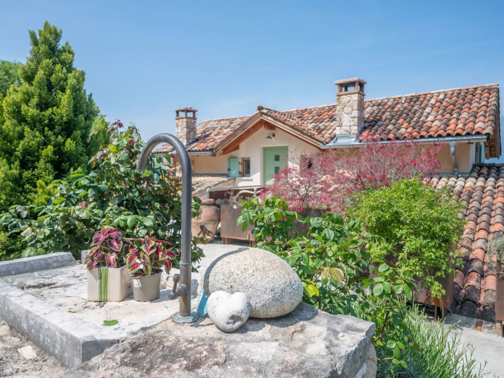 Villa mit schönem Seepanorama und Naturteich-Outside