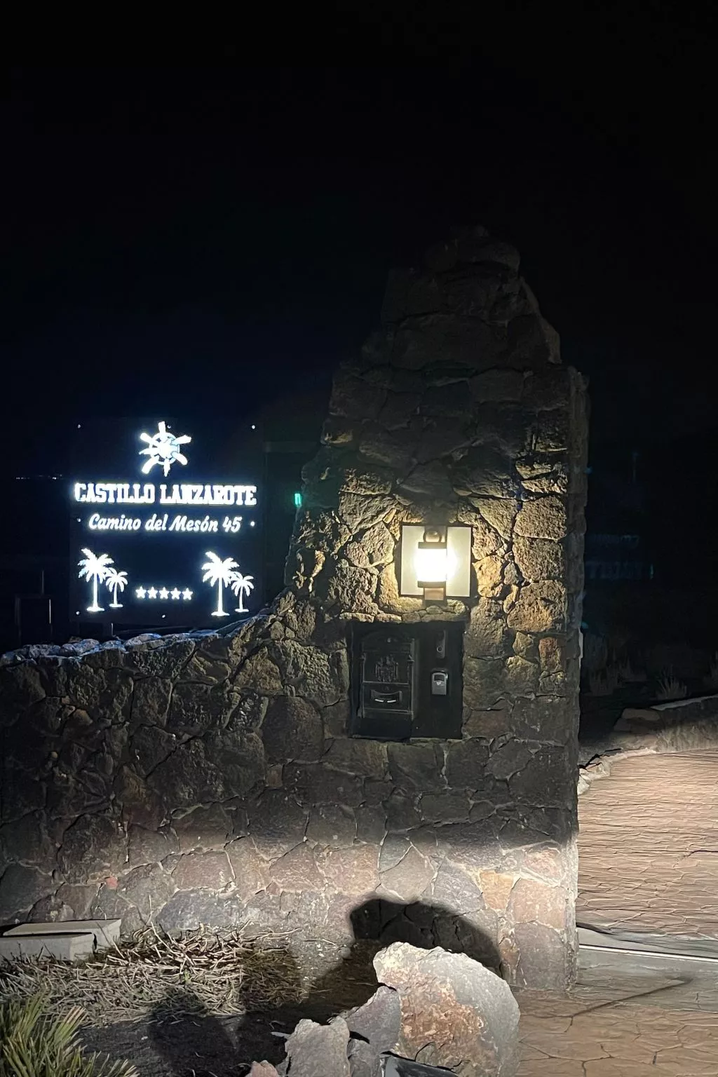 Schlafen in einer vulkanischen Höhle-Outside