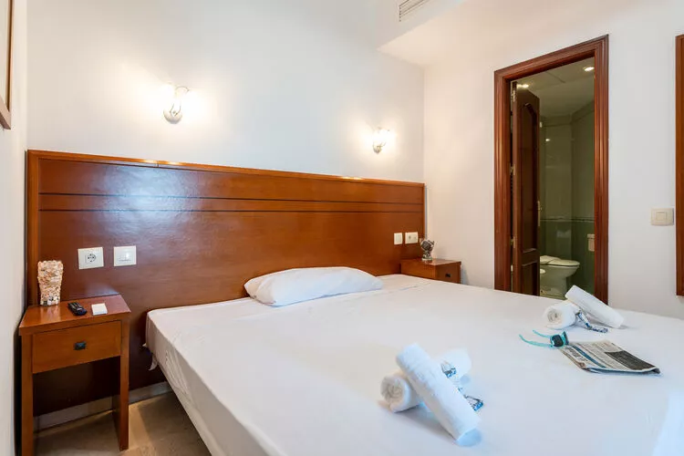 CT 240 - Beachfront Apartment -Don Juan Manilva-Schlafzimmer