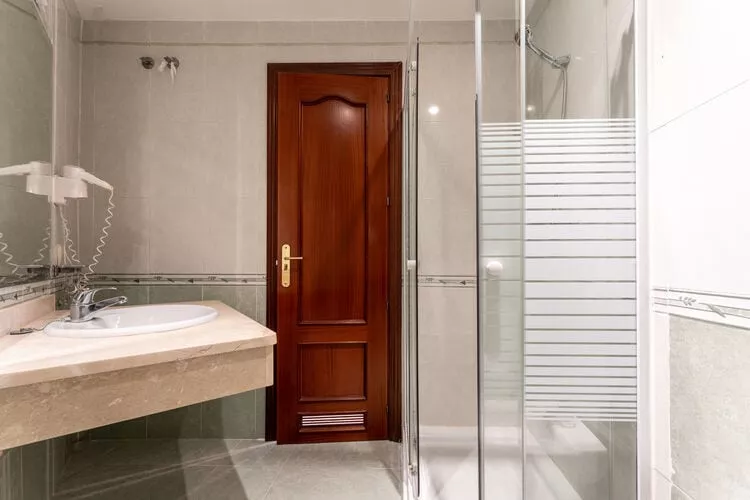 CT 240 - Beachfront Apartment -Don Juan Manilva-Badezimmer