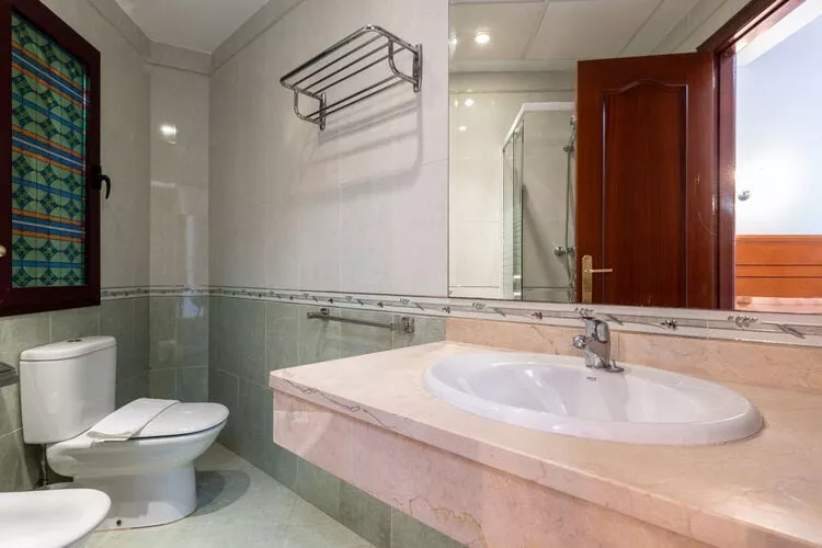 CT 240 - Beachfront Apartment -Don Juan Manilva-Badezimmer