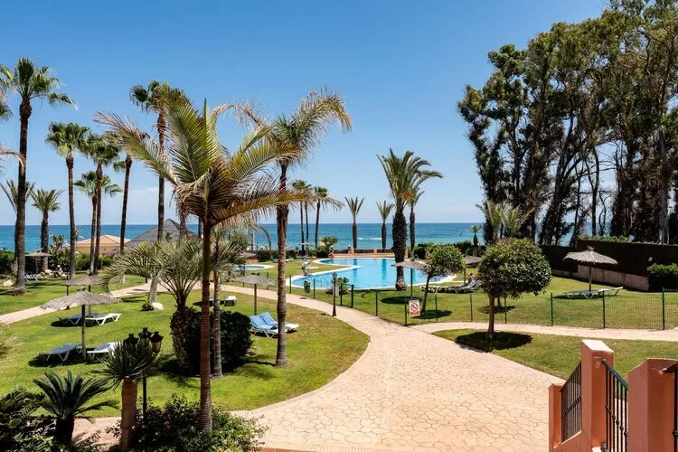 CT 240 - Beachfront Apartment -Don Juan Manilva-Schwimmbad